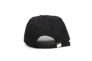 Détail de la boucle métallique réglable et de la sangle au dos de la casquette noire