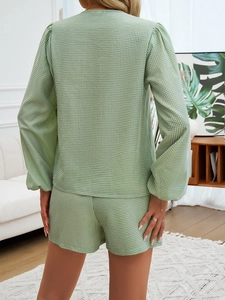 Vista posteriore di un completo casual a quadri verdi con maglia a maniche lunghe e pantaloncini