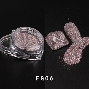 Vista macro della polvere glitterata riflettente oro rosa per decorazione unghie
