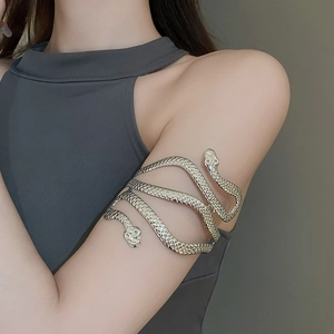 Détail du bracelet serpent argenté avec écailles et cristaux porté sur le haut du bras