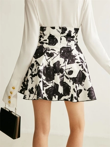 Mini-jupe élégante à imprimé rose taille haute avec chemise blanche à manches longues