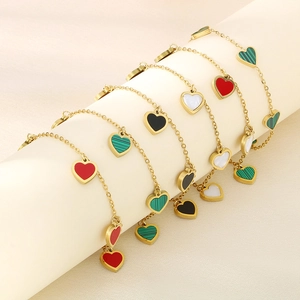 Macro di bracciali a cuore placcati oro 18K con inserti in conchiglia colorata su supporto