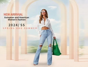 Gros plan d'un jean évasé délavé à taille haute avec déchirures et sac tissé vert