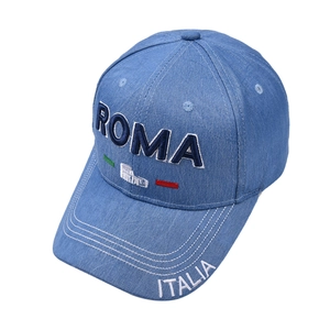 Détail d'une casquette en denim bleu avec broderie ROMA 3D et motif du drapeau italien