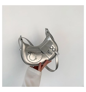 Détails du sac demi-lune argenté avec ferrures métalliques et style motard Y2K chic