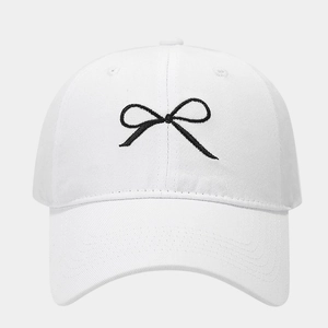 Dettaglio del ricamo a fiocco nero su cappello da baseball in cotone lavato bianco