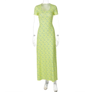 Detail des Blumendrucks auf limettengrünem Sommerkleid mit schmaler Passform
