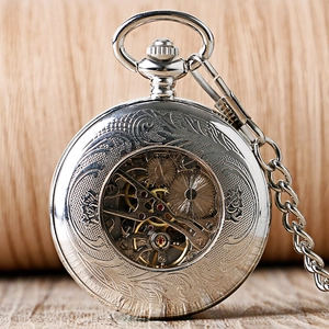 Nahaufnahme der silbernen Taschenuhr mit sichtbarem Uhrwerk auf Holzgrund