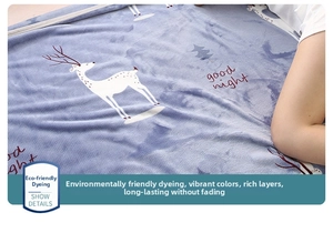 Gros plan de couverture en flanelle violette avec motif de cerf et texte good night
