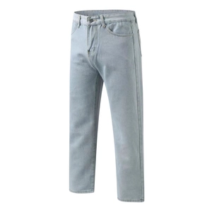 Hellblaue gerade gewaschene Jeans im lockeren Vintage-Stil auf weißem Hintergrund