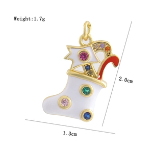 Détail du pendentif botte de Noël avec cadre doré, émail et dimensions précises