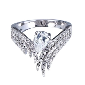 Vue détaillée d'une bague en zircon goutte d'eau avec un design d'anneau en plumes d'argent