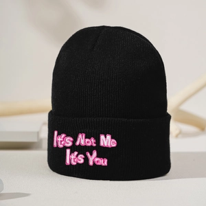 Bonnet en maille noir classique avec broderie du slogan rose It's Not Me It's You
