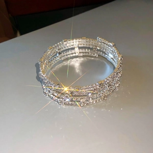 Macro-opname van zilverkleurige meerlaagse armband bezet met sprankelende strass steentjes