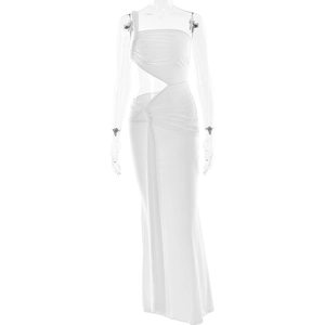 Détail d'une robe blanche à une épaule avec découpe à la taille et jupe longue à fronces