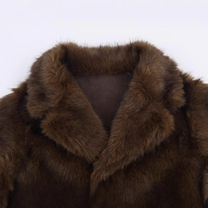 Veste en fausse fourrure marron foncé style français avec revers et texture peluche