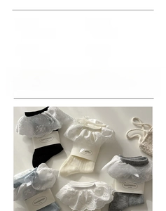 Détail de chaussettes en coton avec bordure en dentelle en noir, crème, gris et bleu clair