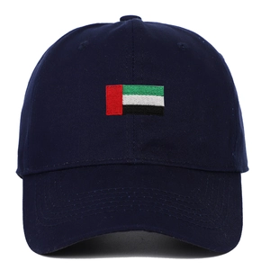 Détail d'une casquette de baseball bleu marine avec drapeau des Émirats arabes unis
