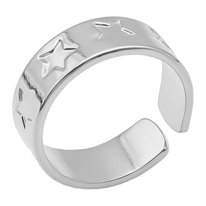 Macro de la bague réglable en acier inoxydable argenté avec motifs d'étoiles gravés