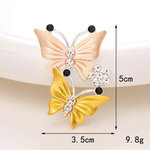 Dettaglio macro di spilla a farfalla gialla sfumata con strass e misure indicate