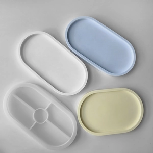 Set di stampi in silicone ovali con vassoi finiti in bianco, blu e giallo