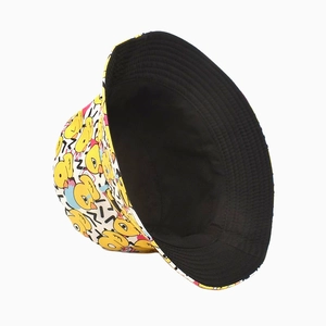 Détail du chapeau bob réversible avec imprimé canard jaune et doublure noire