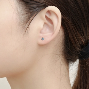 Boucles d'oreilles argentées élégantes avec zircons bleu clair et sertissage à griffes