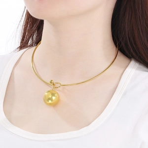 Collier ras de cou en acier inoxydable doré avec un pendentif boule creuse élégant