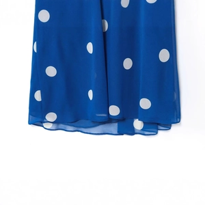 Robe midi à pois bleus et blancs en mousseline légère avec licou et dos nu élégant
