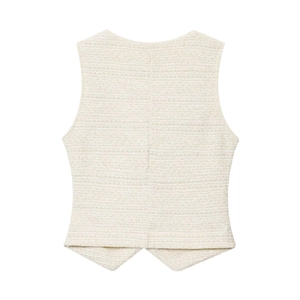 Détail du dos d'un gilet en tweed blanc montrant la texture tissée et l'ourlet