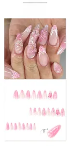Détail de fleurs 3D et perles sur faux ongles amande dégradés rose avec effet relief