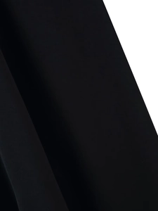 Vue macro détaillée montrant la texture lisse et la qualité fine du tissu de la robe noire