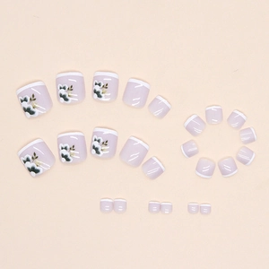 Faux ongles d'orteils style français avec fleurs roses et détails dorés