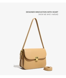 Élégant sac bandoulière en cuir pour femme, design rétro chic avec une boucle métallique.