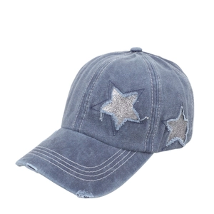 Dettaglio del cappello blu lavato con stella di paillettes argento ed effetto usurato