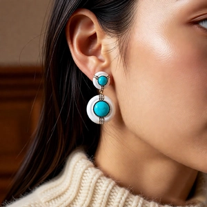 Vue latérale macro de boucles d'oreilles vintage avec pierre turquoise et métal doré