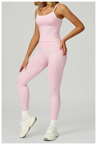 Détail de l'ensemble de yoga rose sans couture avec liserés blancs et texture côtelée