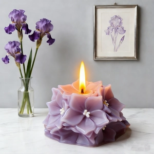 Vela aromática de hortensia con degradado púrpura sobre superficie de mármol blanco