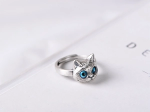 Detailansicht des Vintage-Katzenrings mit feiner Textur und blauen Edelsteinaugen