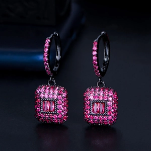 Orecchini a pendente con cristalli magenta quadrati e placcatura nera per un look di lusso