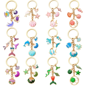 Détail macro de 12 porte-clés thème marin en alliage avec émail coloré et perles d'imitation