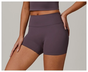 Dettaglio dei pantaloncini da yoga prugna a vita alta con fascia addominale larga