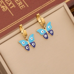 Goldene Creolen mit blauen Schmetterlingsanhängern und Evil Eye Mustern aus Emaille