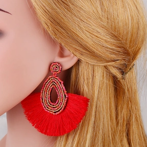 Handgefertigte Boho-Perlenohrringe in Rot mit Fransen für ethnischen Schmuck