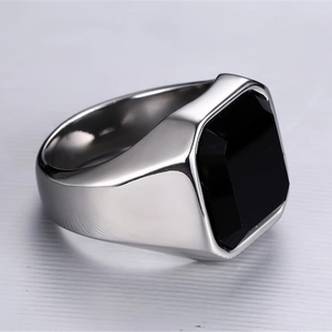 Anello da uomo in acciaio inossidabile argento con un grande zircone nero quadrato
