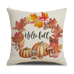 Dettaglio dell'illustrazione ad acquerello di foglie d'acero e zucca su federa in lino beige