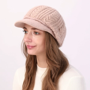 Detalle de gorra de punto rosa con forro polar y diseño de ochos para invierno