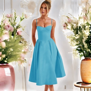 Détail d'une robe bleu clair sans bretelles avec corsage ajusté et jupe midi fluide