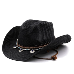 Détail du chapeau de cowboy en paille noire avec ruban gemme et cordon réglable