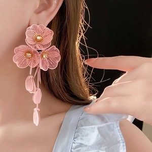 Boucles d'oreilles pendantes à fleurs roses et cristaux pour un look floral chic